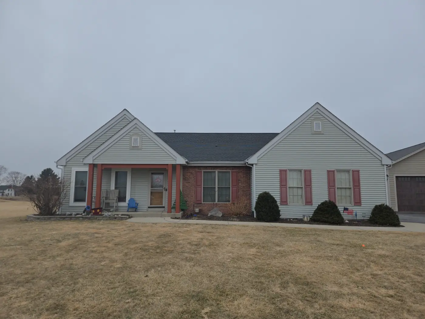 Before photo of a Richfield Wisconsin home with light vinyl siding before new LP SmartSide installation